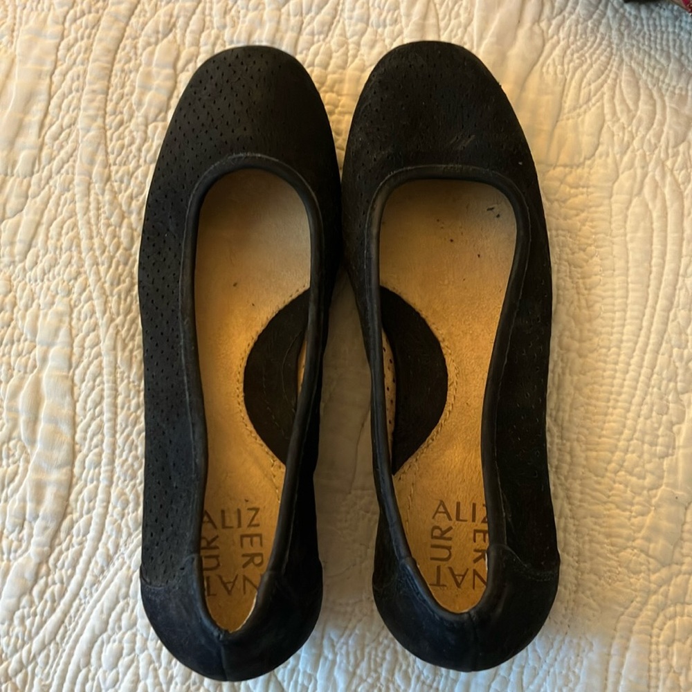 Naturalizer size 8 black wench suede heels